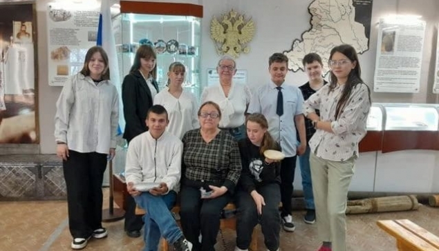 Стоят: Таня Зотова, Диана Толстых, Вика Автушко, Г.Н. Шадрина, Денис Пикалев, Сергей Алюшин, Даша  Толстых; сидят: Валентин Саранин, Суворова И. Н., Ксюша Гавшина 